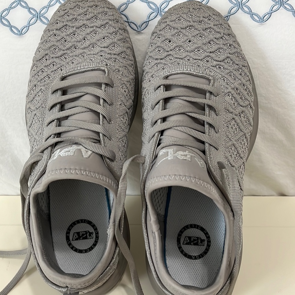 Sneaker shoes